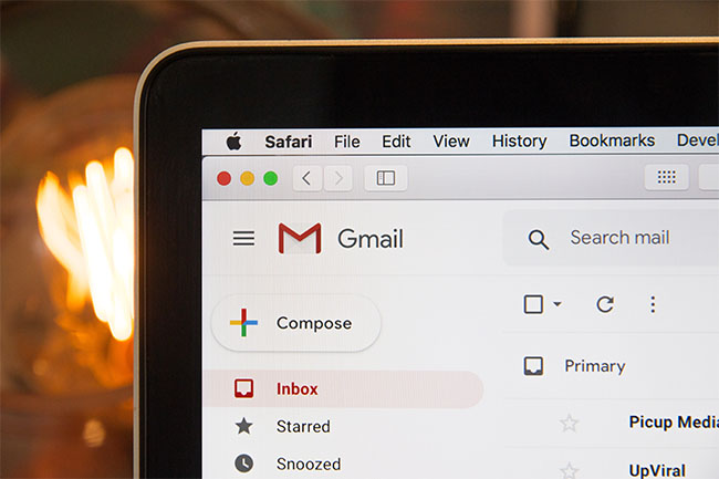 Zu sehen ist ein Ausschnitt (die Ecke links oben) eines Macbooks, auf dem das Gmail-Konto aufgerufen ist. E-Mail-Konten bieten einen gutes Ansatzpunkt in Sachen digitaler Nachlass. Bild: unsplash.com/@hostsorter